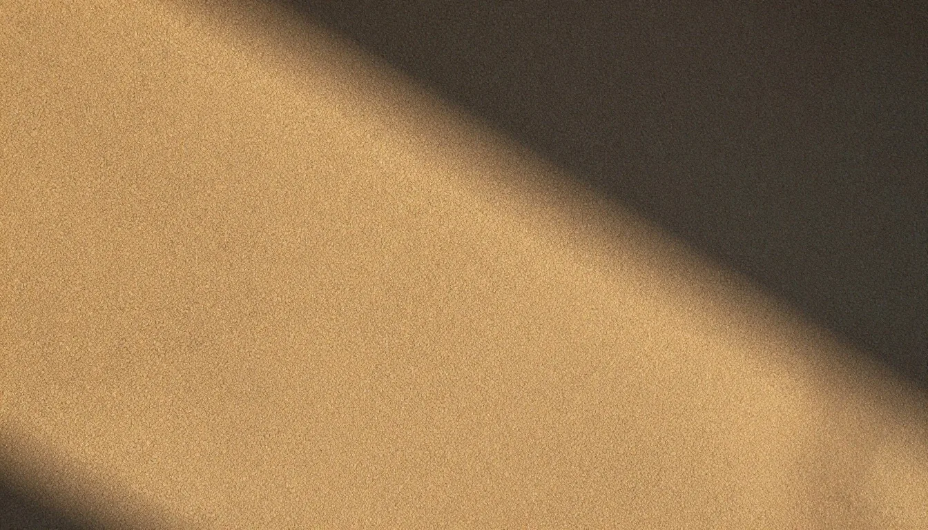 Superficie arquitectónica de piedra mate bajo luz de tarde
